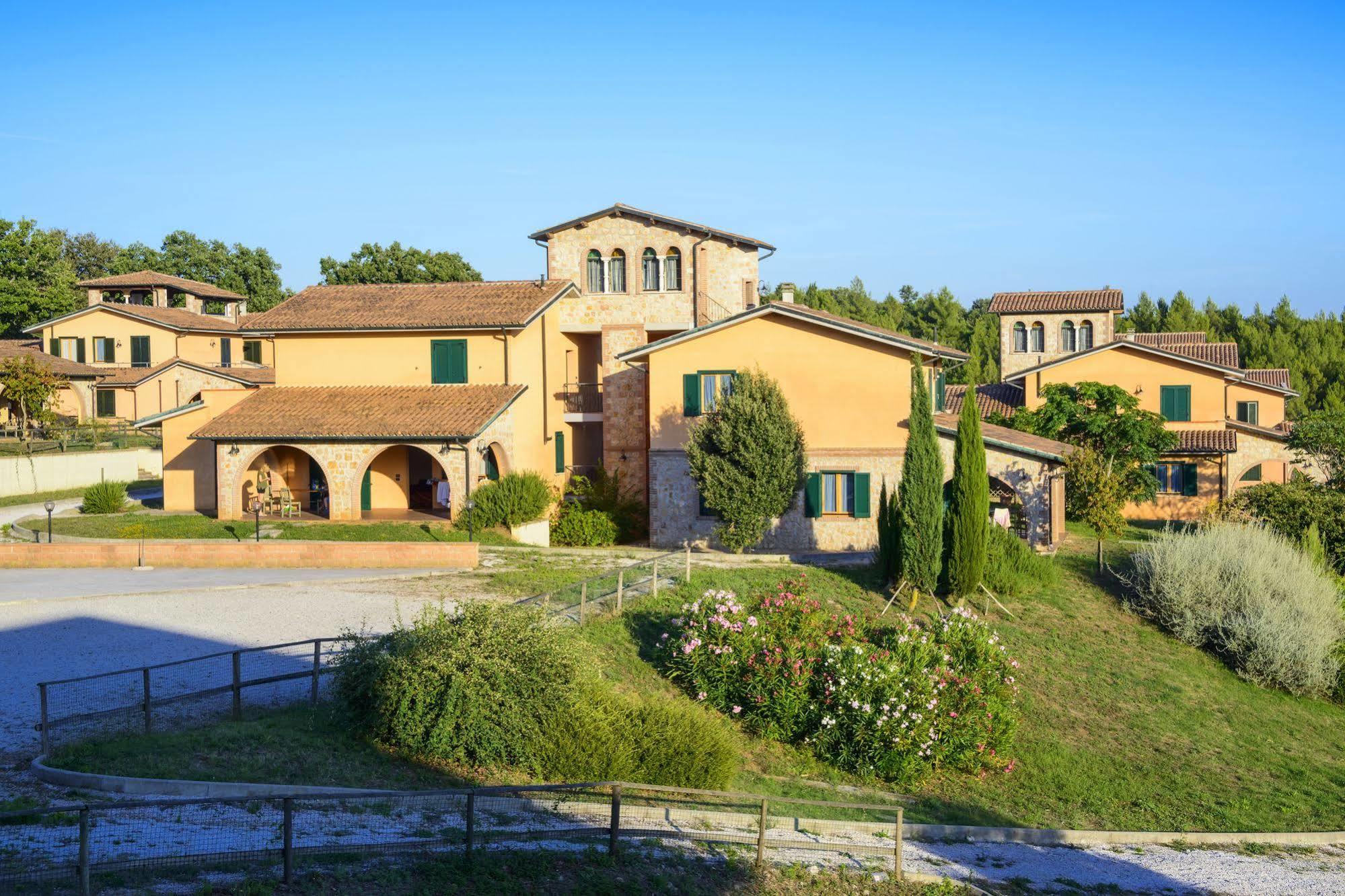 Pian Dei Mucini Resort Il Borgo Massa Marittima Bagian luar foto